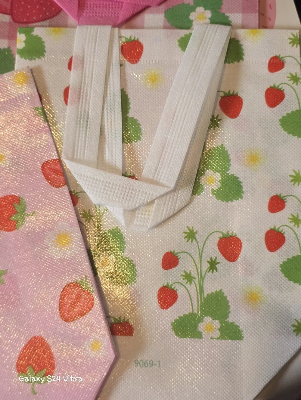 Strawberry 🍓 Decor Gift Bags 6pk NEW